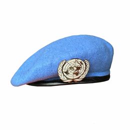 Baretten UN BLAUWE BARET Pet van de vredesmacht van de Verenigde Naties, hoed met VN-badge, maat 58 59 60 cm 231013