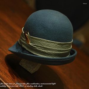 Bérets Vintage bleu laine feutre cloche chapeau avec plume 6 cm bord melon dames chapeaux disquette ronde casquettes.