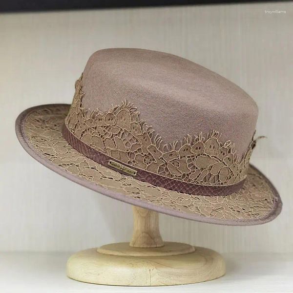 Boinas Sombrero de navegante de fieltro de lana vintage Sombreros de ala ancha negros para mujeres Cinturón de flores de encaje occidental Chapeu Fedora