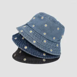 Bérets Denim délavé chapeau de pêcheur mode petite marguerite brodé casquette de protection solaire pliable quatre saisons seau hommes