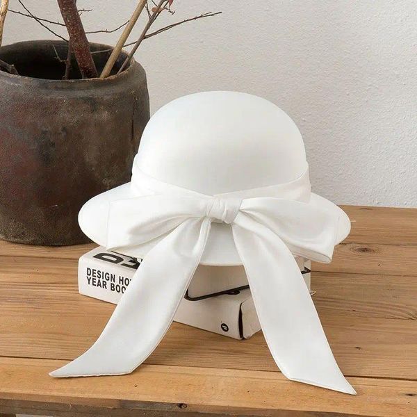 Beretas blancas británicas retro hepburn estilo temperamento elegante banquete de novia de sombrero pequeño