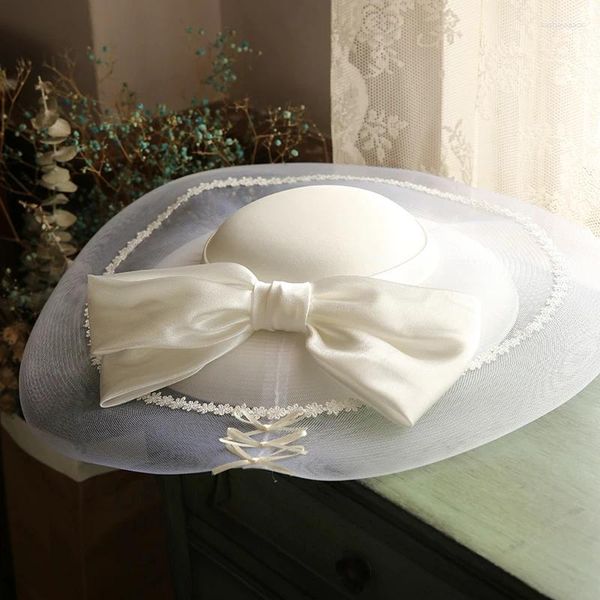 Bérets Blanc Large Mesh Chapeau De Mariage Dames Élégantes Satin Gaze Bow Fedora Romantique Po Tir Cheval Course Chapeaux