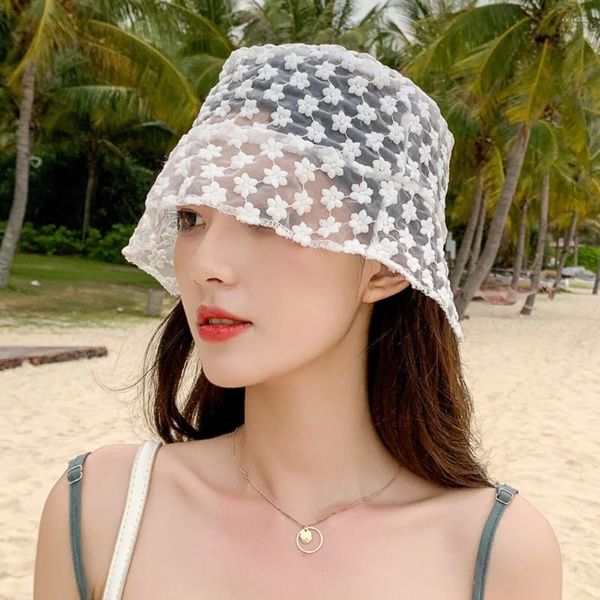 Bérets Wide Brim Bucket Hat Fashion Daisy Broidered Breathable Sun Cap Shade Lace Flower Beach Hats Femmes