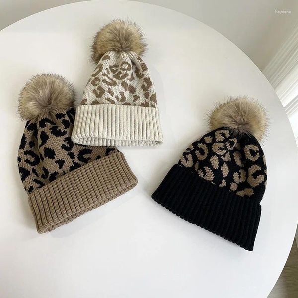 Boinas Invierno Leopardo Jacquard Sombrero de punto Personalizado Bola de lana Calidez Top redondo de mujer Protector de oído con cuentas premium