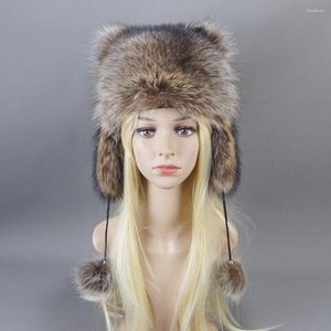 Bérets Hiver Femmes Véritable Animal Raton Laveur Chapeau De Fourrure Multicolore Doux De Haute Qualité Avec Oreillettes Queues Ushanka Mode Russe Casquettes Chaudes