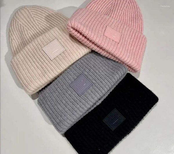 Boinas Gorro de lana de invierno con pliegue hacia atrás Sombrero de punto de moda para hombres Mujeres Parche de logotipo de cara bordado grande