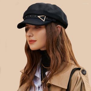 Berets dames casual Britse stijl retro achthoekige hoeden vrouwelijke mode genageld parelgordel driehoek buckle vintage piekkappen