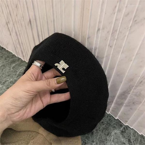 Bérets Femmes Mode Classique Luxe Designer Chapeau En Métal Logo Laine Fil Tricot Design Garder Au Chaud