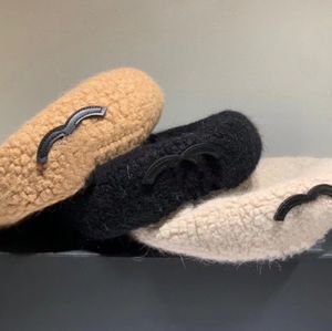 Bérets Femmes laine d'agneau béret noir Kahki décontracté cachemire dôme bérets casquettes bonnet chapeau en plein air filles voyage automne hiver coupe-vent laine Ha309A