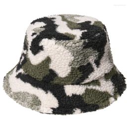 Berets Femmes hommes Camouflage multicolore Print Bucket Hat Winter Tobeten Faux Fleece Suncreen Screon Poupon Fouzzy Fisherman Cap