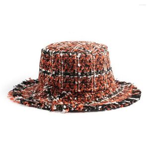 Berets Women Plaid Tweed Bucket Hat Mini -pailletten Winter Orange Fisherman Girls Black Red Checks met rauwe randen