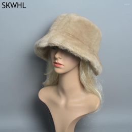 Berets Femmes Hiver Luxury Falle Bomber Hat Natural Warm Artificial Cap Fashion Fashion Girls Quality Soft Hats