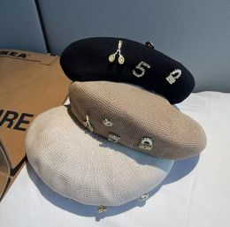 Boinas Para Mujer De Lujo Letra Cruzada Boina De Lana De Cachemira Sombrero De Letra Cinco Boinas Diseñador Transpirable Elegante Comodidad Suave Gorras Negras Malla Tejida Hueco Clásico Outdo