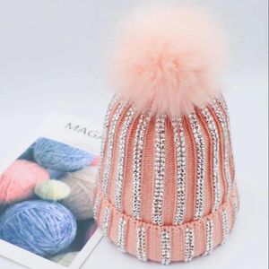 Boinas Gorro tejido con bolas de lana para mujer en invierno orejeras cálidas brillo de diamantes de imitación gorros gruesos al por mayor