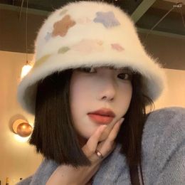 Boinas XINGX-Korean Sle White Plush Fisherman Hat para mujeres Warm Basin Haga que su cara se vea más pequeña Orejera Linda y