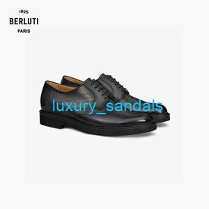 BERLUTI Chaussures Habillées Homme Chaussures Oxfords En Cuir Berluti Aplomb Bergame Scritto Chaussures Derby En Cuir Homme Noir Gris 070 HBLC