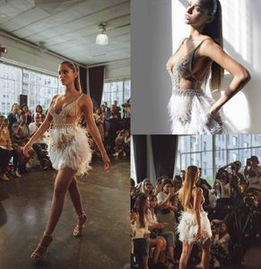 Berta 2019 korte prom jurken spaghetti kralen luxe veren illusie lijfje sexy backless formele feestjurk op maat gemaakte avondjurken