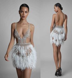 Berta plume robes de bal Sexy court Spaghetti col en V dos nu perlé robes de bal Illusion robe de soirée formelle