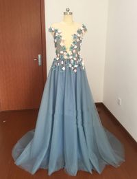 Fleurs colorées bleu pâle berta robes de bal une ligne illusion plongeant v décolleté 3d perles appliquées florales cède les longues robes de soirée fluides