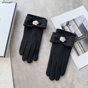 Beste merk vingerhandschoenen damesaccessoires designer wol mode-sieraden hoge kwaliteit bloemen LOGO herfst en winter plus fluwelen handschoenen nov 08
