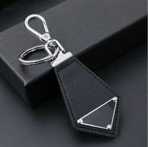 Mejores llaves de diseñador Triángulo de lujo Cadena de metal de cuero de cuero Prad Keychain Cor Keyring For Charm Men Women Brand Keychain Fashion Luggage Accessors