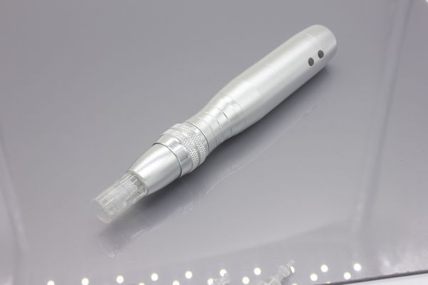 Meilleur stylo à microneedling, stylo à rouleau derma, stylo à micro-aiguilles rechargeable avec 2 aiguilles nano avec 7 couleurs pour l'élimination des cicatrices