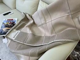 Meilleur canapé de maison Quailty Good Quailty Wool Designer Beige Blanket and Matching Pillow Hool Cashmere Blanket Big Size 145 * 175cm