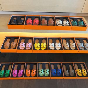 Beste kwaliteit designer sandaal Slippers Leren sandaal Dezelfde stijl voor Dames slides Zomer Uitloper Vrije tijd Vakantie slides Strand Slippers 2024 Lente Plat Echt