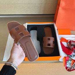 Zapatillas de diseñador de la mejor calidad Sandalia de cuero Mismo estilo para diapositivas de mujer Ropa de verano Ropa de ocio Diapositivas de vacaciones Zapatillas de playa 2023 Primavera
