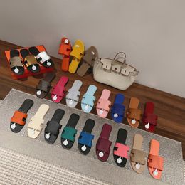 Beste kwaliteit echte designer sandalen lederen slippers dezelfde stijl voor damesglaasjes zomer uit het verslagvakantie vakantievakantie strand slippers 2023 lente flat schoenen maat 34-42