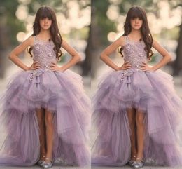 Lavanda Alto Bajo Muchachas Vestidos del desfile Vestidos de encaje Sin mangas Vestidos de niña de flores para la boda Púrpura Tulle Puffy Niños Comunión vestido