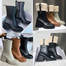 Vrouwen Designer Platform Rubber Rain Boots Rain Boots Betty Rain Boot in PVC met Zipper Mohair Sock High Boot Fashion Outdoor Casual Shoes No327