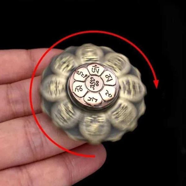 Beyblades Metal Fusion 2022 Nouveau bout de doigt Gyro Bouddhisme Modélisation Jouet de décompression bicolore Artefact à la mode Populaire Mini Métal Alliage de Titane L240304