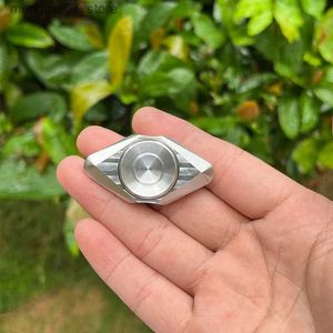 Beyblades Metal Fusion EDC Triangle Gyro du bout des doigts en acier inoxydable, lavage de la pierre avec deux feuilles, jouet anti-Stress L240304