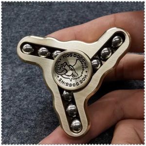 Beyblades Metal Fusion Gyroscope du bout des doigts Adulte épuisé Alliage de titane EDC Doigt Outil utile pour la réduction de la pression Gyroscope en cuivre de sanglier à trois feuilles L240304