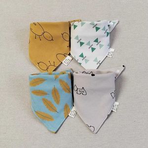 Bibs Burp Tissu 4 morceaux de Baby Bib Cotton Triangle dents molles Salive serviette Burp NOUVELLAN BANDANA BIB ACCESSOIRES ALIMENTAUX BÉBÉ ACCESSOIRES D240522