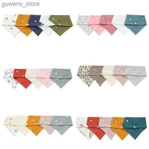 Bibs Burp Tissu 5 PCS / SET LE NOUVEAU BÉBÉ NOUVELLE BABILES NOURRIEUR DROLD BIBS COULEUR COULEUR COURTONE SOLD BOUTON SOft Triangle serviette Coton Baby Bibs Wholesale Y240415Y2404174NB8