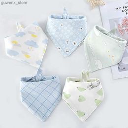 Bibs Burp Tissu 5 pièces / Lot Baby Bibs Triangular Double Cotton Bibs Cartoon Imprimé serviettes Salive Bébé garçons et filles Nourrissant les tabliers Cotton Bandana Bibs Y240412