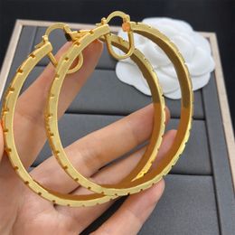 Big Circle Women Party Party Diseñador de moda Bronce Gold Ear Studs Hoops for Woman Love Head Ear Stud Ohrringa Voop Garing Gift