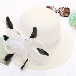 Big Flower Summer Sun Hat For Women Luxury Feather Blue Pink Embet Hat Organza Ladies Beach Hat voor vrouwelijke vaste veren pet