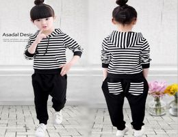 Grote meiden 2 van de Springautumn BoysGirls Suchs Striped Clothing Sets Children Sport Suits Hoodie Tops T Shirts Jacket met HAT3868258