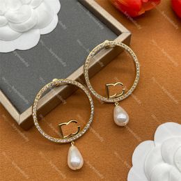 Pendientes de diamantes circulares con letras grandes, diamantes de imitación de perlas, gotas doradas para los oídos, colgante de cristal, colgantes de aro con caja