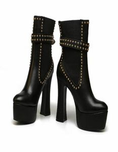 Big Metal Chain Square Talons en cuir authentique Couleur solide Femmes Boot Boot de luxe Designer de couleur solide Bottes courtes pour les femmes New3986274
