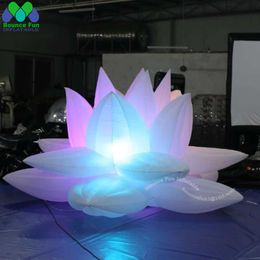 Grote opening opblaasbare lotusbloem zweven op het water feestdecor mooie witte bloem met led -lichten voor evenementendecoratie