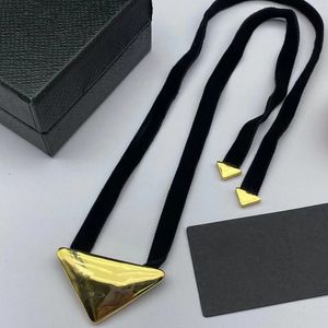 Gros pendentifs Colliers Triangle marque collier bijoux de créateur classique unisexe lettres acier inoxydable plaqué or 18 carats Saint Valentin diamant collier en or femmes