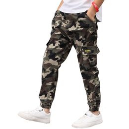 Tamaño grande 4-14 años Ropa de niño adolescente Camuflaje Pantalones para niños Camo Boys Pantalones militares LJ201127