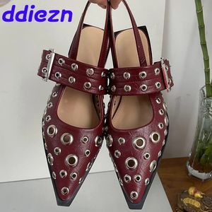 Chaussures de luxe à grande taille Red Femmes chaussures Fashion Metal Buckle Femme Slingback Sandals Sandals Hollow Sandals Mules 240425