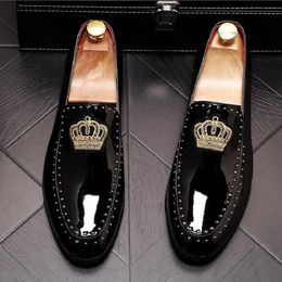 Zapatos Oxfords bordados de gran tamaño para hombre, zapatos de vestir de cuero de negocios con corona para hombre, negro, blanco, fiesta de boda Da57