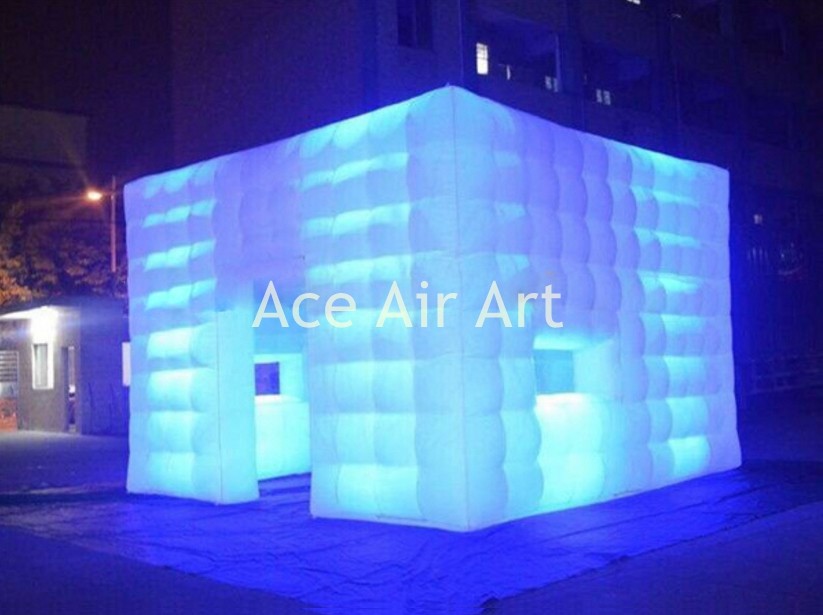 Großer quadratischer aufblasbarer Beleuchtungswürfel-Zelt-Kiosk-Fotoschrank für Event-Party-Hochzeit mit zwei Fenstern und zwei Türen