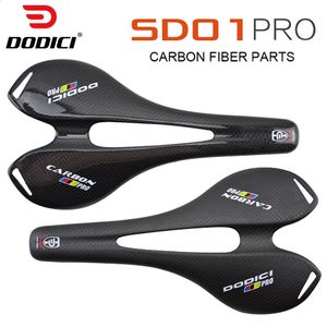 Bike Saddles 2023 3K Ultralight en carbone SELLE BICYLE VTT RACING SEAT WAVE ROAD POUR MEN SANS SANS CYCLING MAT MATE DE CLOCE PAR 231010